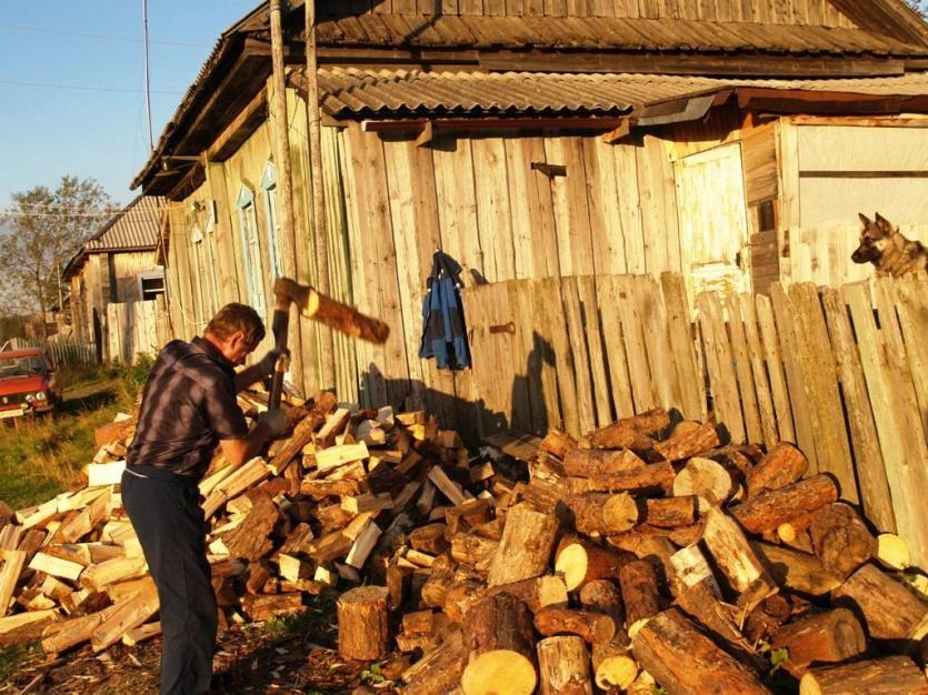 Фото В Миассе старушку придавило дровами