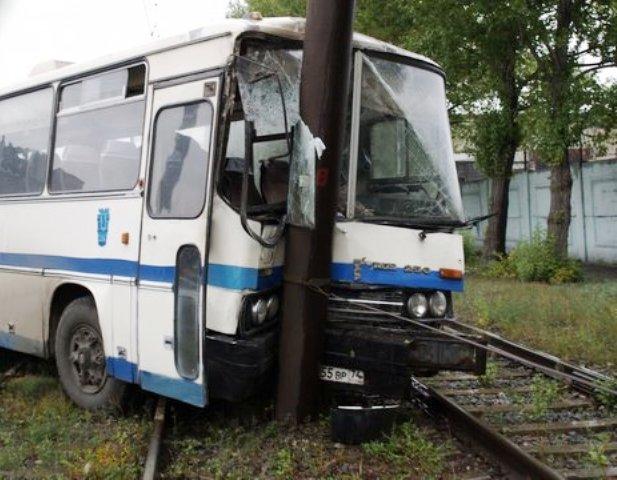 Фото Выяснились подробности ДТП в  Челябинске с участием автобуса