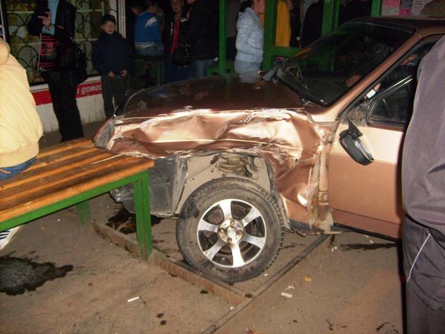 Фото В Челябинске автомобиль врезался в переполненную людьми остановку