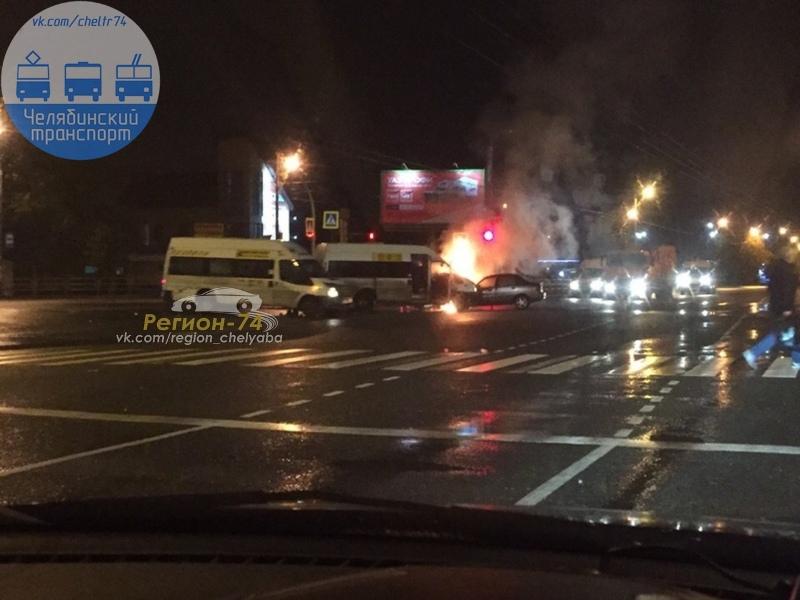 Фото В Челябинске после аварии загорелись легковушка и маршрутное такси