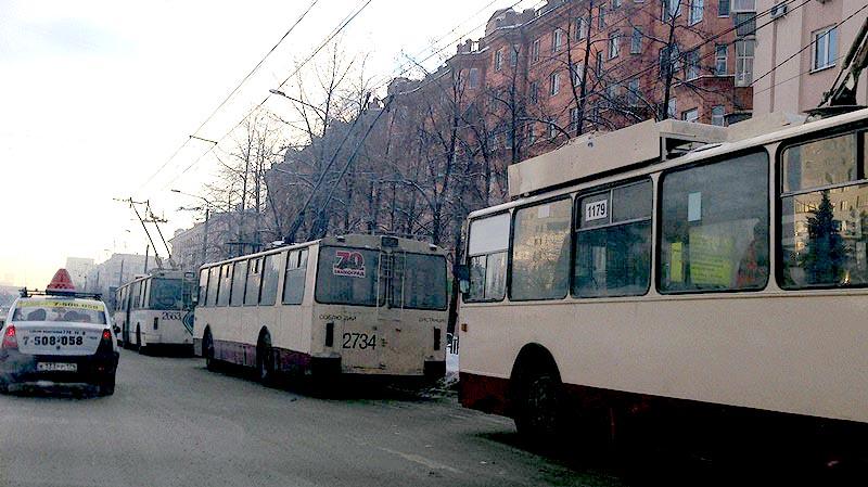 Фото Троллейбусы блокировали движение по проспекту Ленина в центре Челябинска