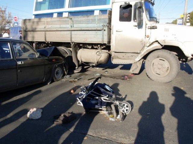 Фото В Челябинске в результате ДТП на улице Черкасская погиб пятимесячный ребенок
