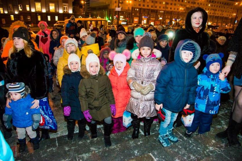 Фото У Челябинского молодежного театра зажглась «союзная» елочка