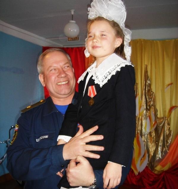 Фото Школьница из Челябинской области награждена медалью «За отвагу на пожаре»