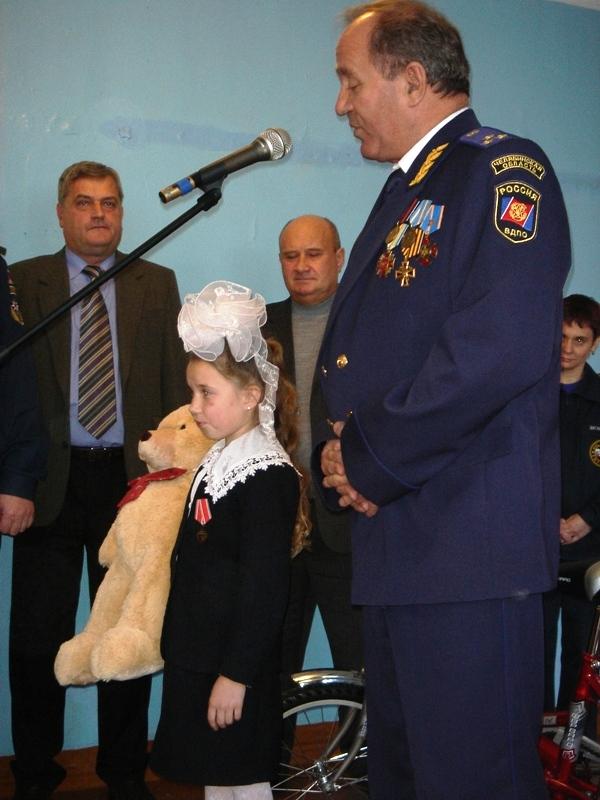 Фото Генерал сегодня торжественно вручил медаль &quot;За отвагу на пожаре&quot; 8-летней Виктории