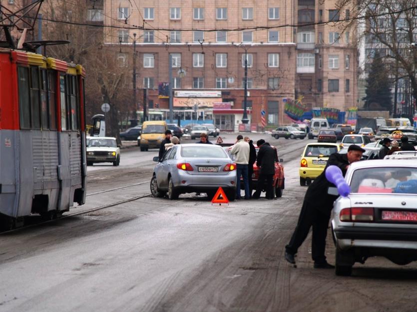 Фото В Челябинске ДТП на трамвайных путях парализуют движение по несколько раз в день
