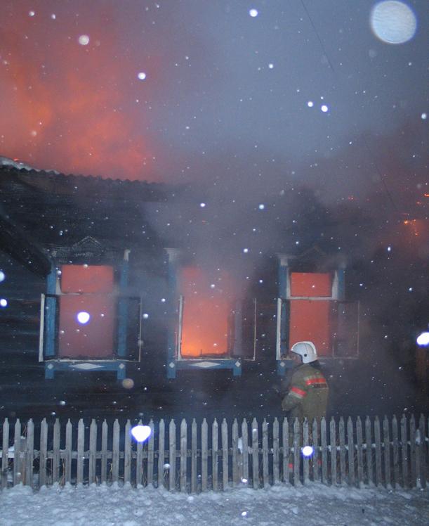 Фото Трагедия в Полетаево: при пожаре погибли женщина и четверо ее детей