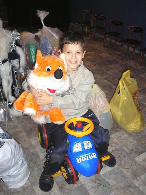Фото Воспитанники челябинского детского дома получили новогодние подарки от  Dozorных