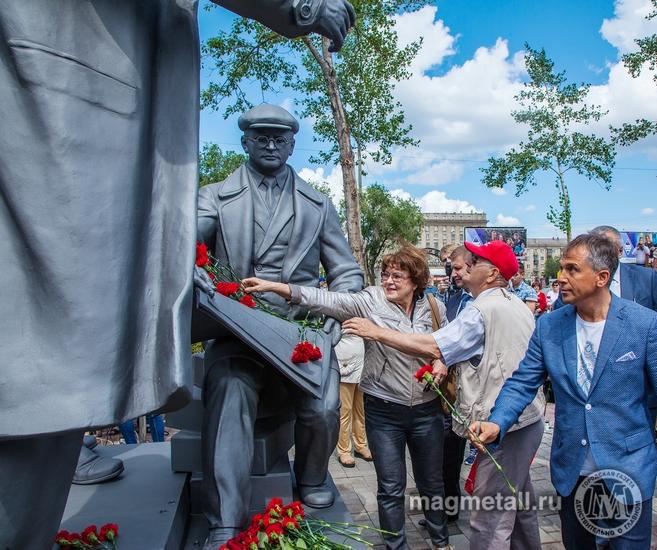 Фото В Магнитогорске открыли памятник создателям броневого листа