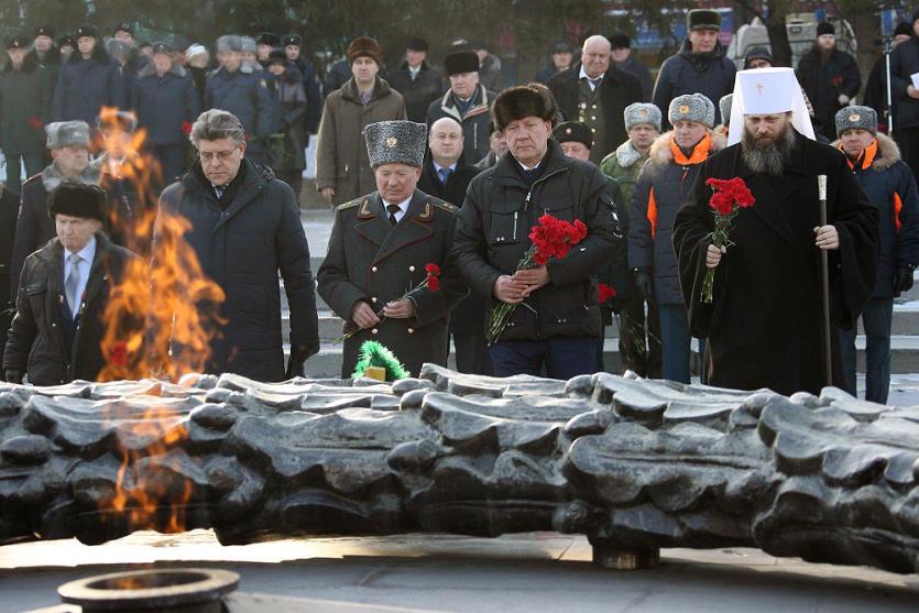 Фото В Челябинске возложили цветы к Вечному огню