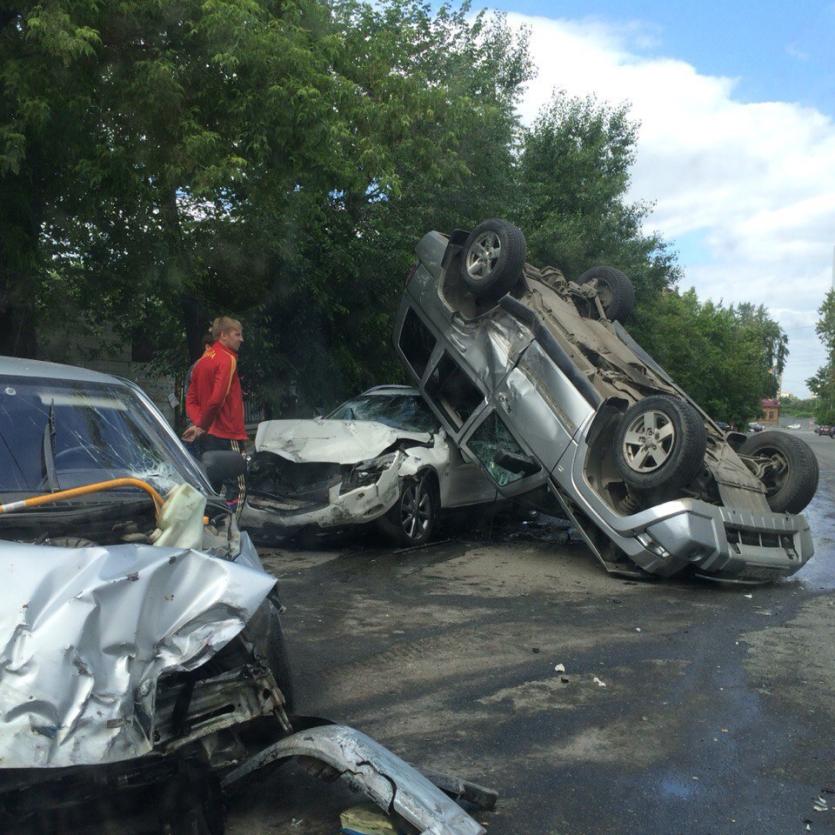Фото В центре Челябинска столкнулись три автомобиля
