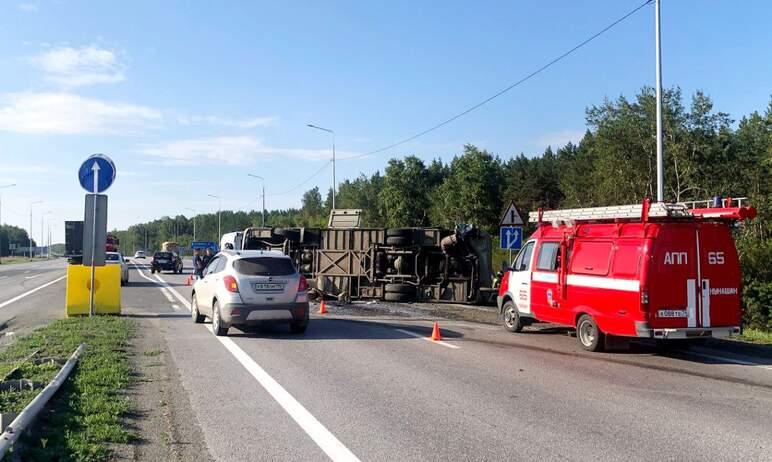 Фото На трассе Челябинск-Екатеринбург перевернулся пассажирский автобус