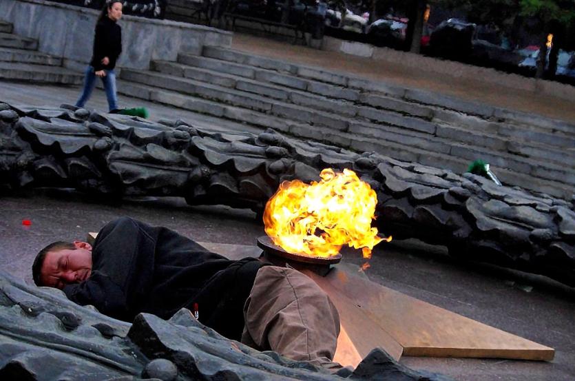 Фото В Коркино двое школьников потушили Вечный огонь