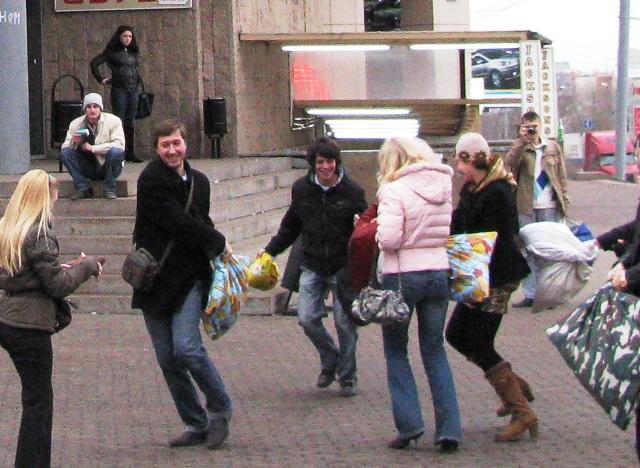 Фото Челябинская молодежь устроила в центре города битву подушками