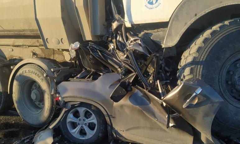 Фото Один человек погиб в результате столкновения двух большегрузов и легковушки на М-5 под Симом