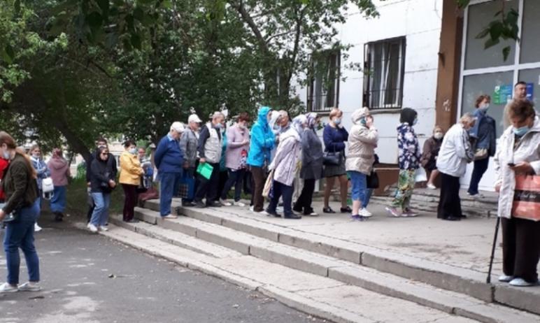 Фото В Челябинске на входе в поликлинику выстроилась огромная очередь 