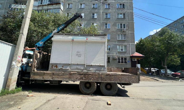 Фото В Челябинске оперативно демонтировали ларек-«нелегал» на Комсомольском проспекте