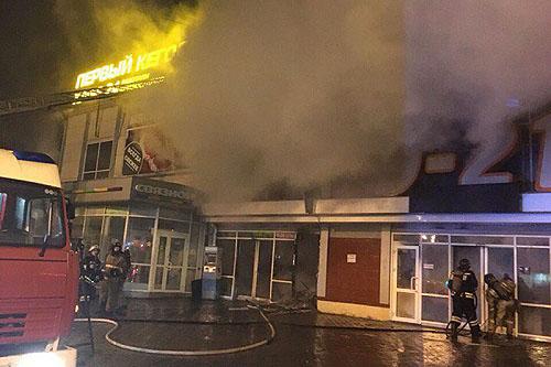 Фото В Магнитогорске случился ночной пожар в торговом центре
