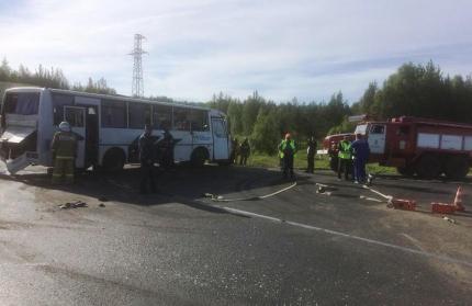 Фото Два человека погибли и 9 пострадали в результате столкновения автобуса и бензовоза под Златоустом. Список