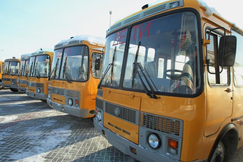Фото Новые школьные автобусы по вине поставщика простаивают на складе - использовать минобр их пока не может