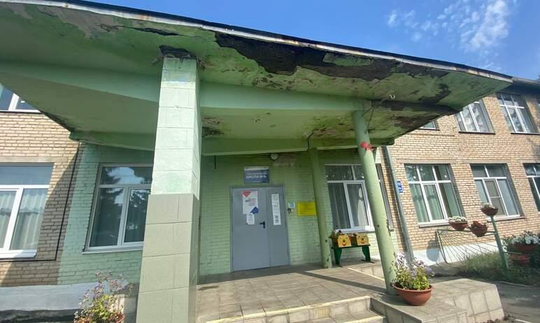 Фото Учащимся Троицка начать учебный год предлагали в школе, в которой течет крыша и рушится потолок