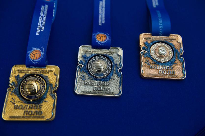 Фото Златоустовские мастера изготовили награды для Кубка губернатора по водному поло