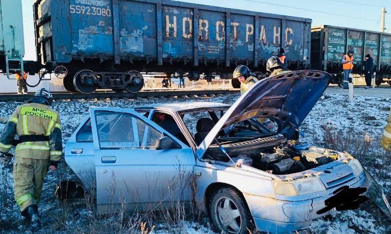 Фото В Челябинской области столкнулись поезд и легковушка, пострадали двое