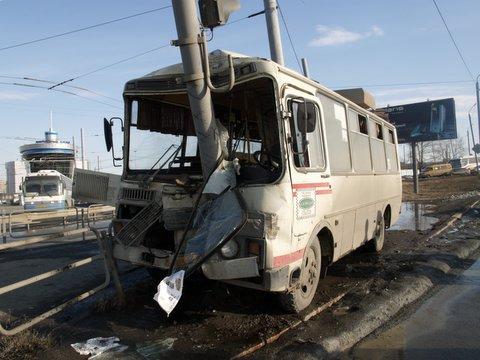 Фото В Челябинске в ДТП попал маршрутный автобус – четыре пассажира в больнице