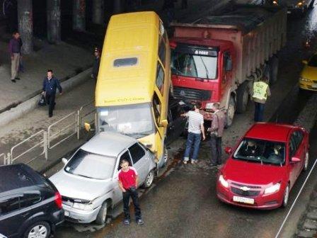 Фото В Челябинске на Меридиане столкнулись девять автомобилей