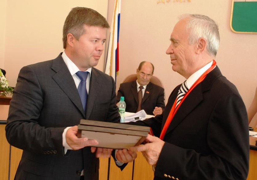 Фото Президент ЮУрГУ стал почетным гражданином Челябинска