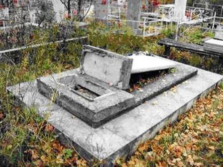 Фото ЧП в Копейске: неизвестные повалили на кладбище более 90 памятников