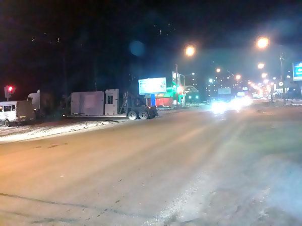 Фото В Миассе панелевоз протаранил маршрутку