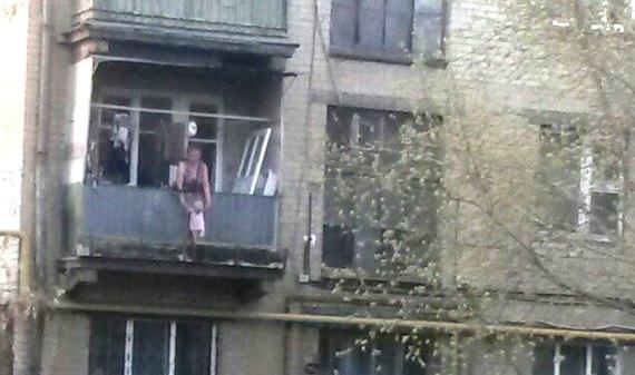 Фото Историей с челябинкой, свесившей младенца с балкона, заинтересовался следственный комитет