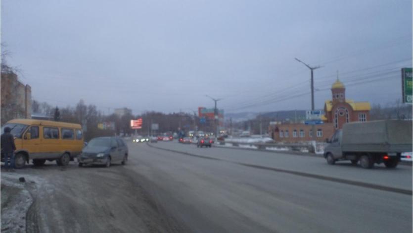 Фото В Златоусте маршрутное такси попало в аварию