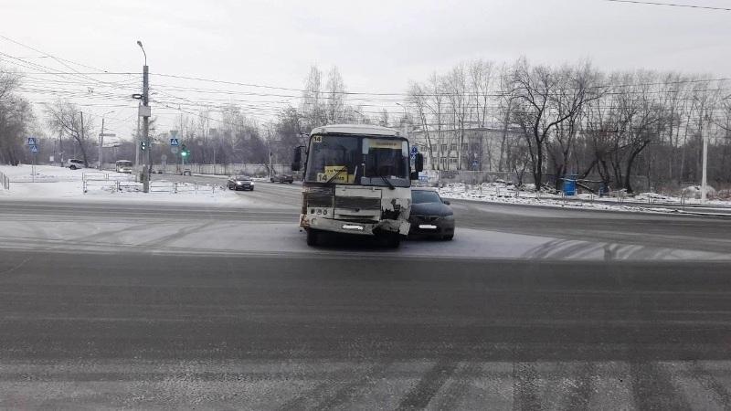 Фото В Челябинске при столкновении легковушки и маршрутки пострадали четыре человека