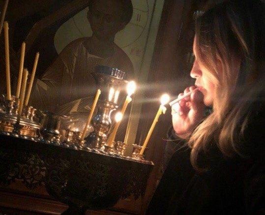 Фото В Магнитогорске подростки подкуривали от свечей в храме
