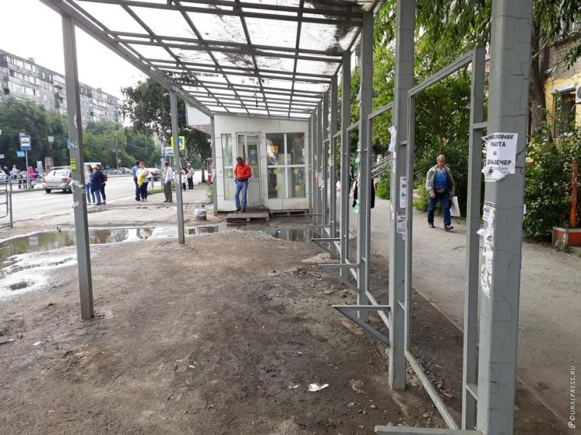 Фото Остановка общественного транспорта в Калининском районе в убогом состоянии