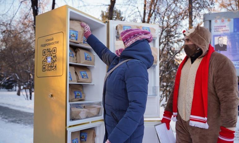 Фото Новогодний холодильник в парке Пушкина опустел за 15 минут