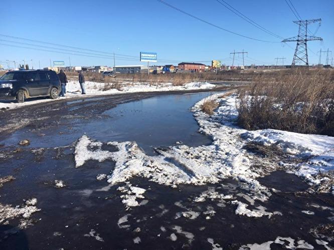 Фото Дороги в микрорайоне на северо-западе Челябинска затопило фекалиями