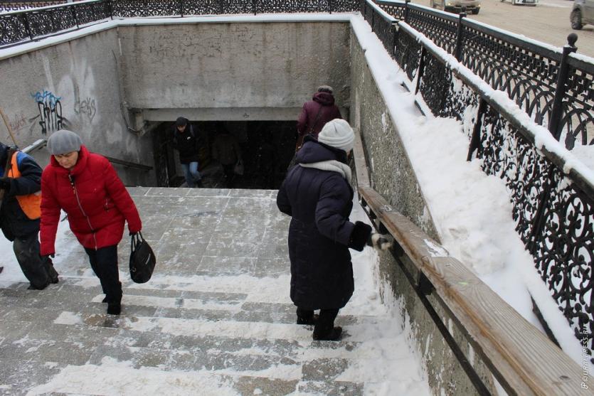 Фото В Челябинске не могут справиться со снегом. Подземные переходы представляют опасность