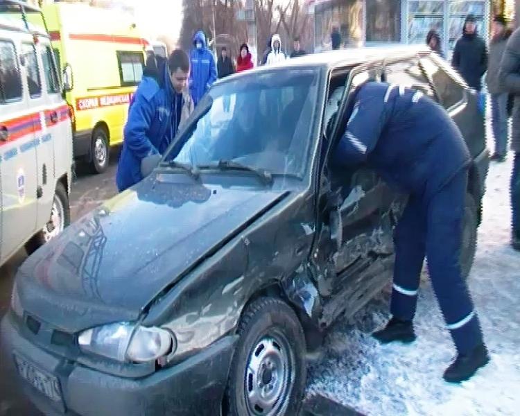 Фото При столкновении ВАЗ и Daewoo в Металлургическом районе Челябинска водителю «Жигулей» расплющило ноги