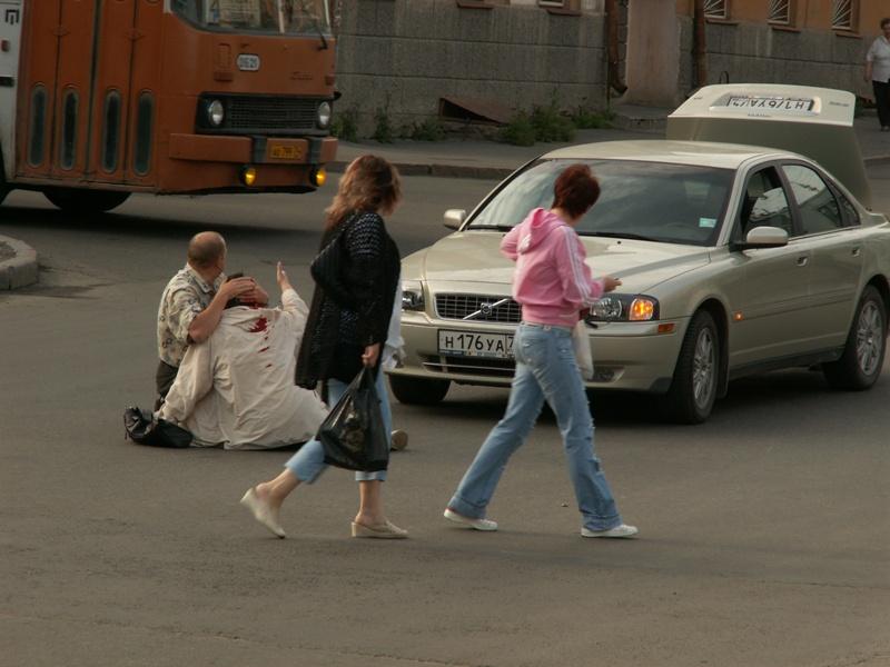 Фото В Челябинске под колесами автомобиля оказалось три человека