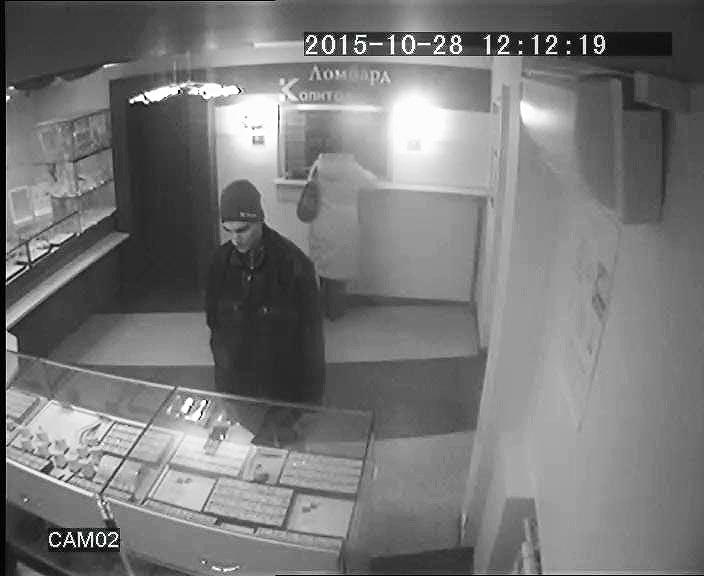 Фото В Челябинске ищут вора, похитившего в ювелирном отделе золотой крестик
