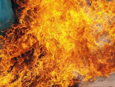 Фото В Златоусте огнеборцы возили воду для тушения пожара за два километра