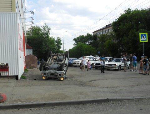 Фото В Челябинске разыскивают водителя, устроившего ДТП из трех машин с кульбитами