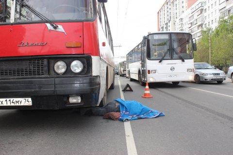 Фото В Челябинске автобус насмерть сбил мужчину, спешащего к трамваю