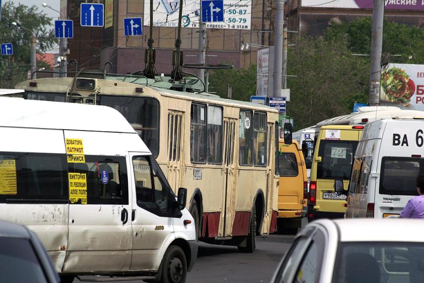 Фото Грузовик парализовал движение троллейбусов в Ленинском районе Челябинска