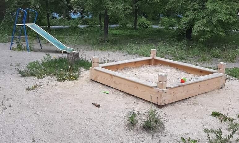 Фото Детские песочницы Челябинска наполняют «строительной смесью» вместо песка