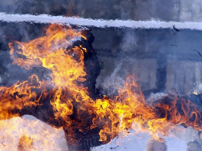 Фото При пожаре в Миассе погибла пожилая женщина, а три семьи с восемью детьми остались без крова