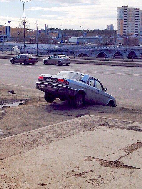 Фото В Челябинске машина поехала по знакам и повисла над обрывом
